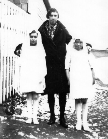 069: l-r Rose Reddy, Rose Dunphy, Mollie McCarthy. (circa 1928)  - Rose daughter of John Reddy &amp;amp; Vera Dunphy; Rose daughter of Patrick Dunphy &amp;amp;  Anastasia Fitzgerald McCarthy; Mollie daughter of James McCarthy &amp;amp; Julia Reddy.